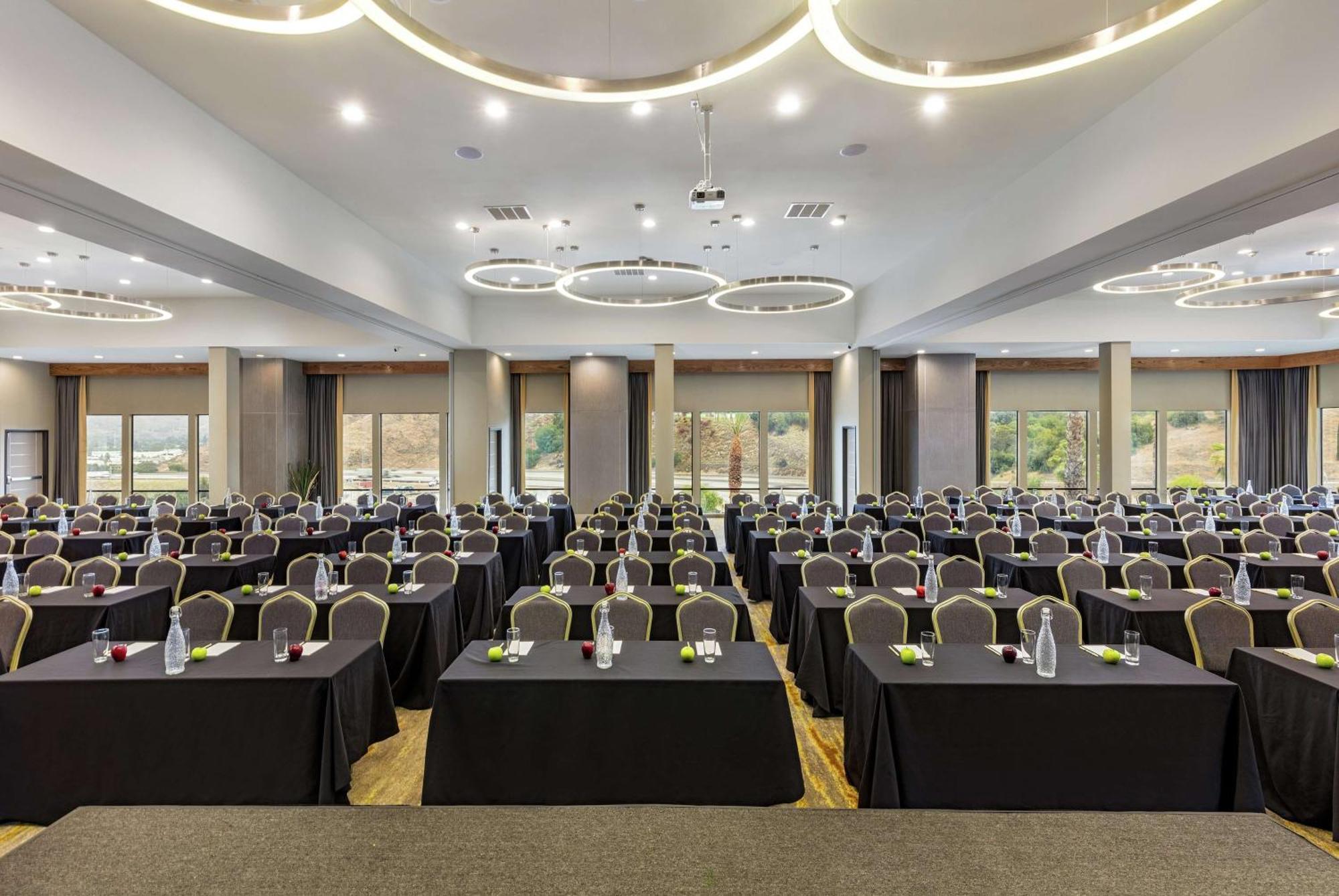 Doubletree By Hilton Pomona Exterior foto